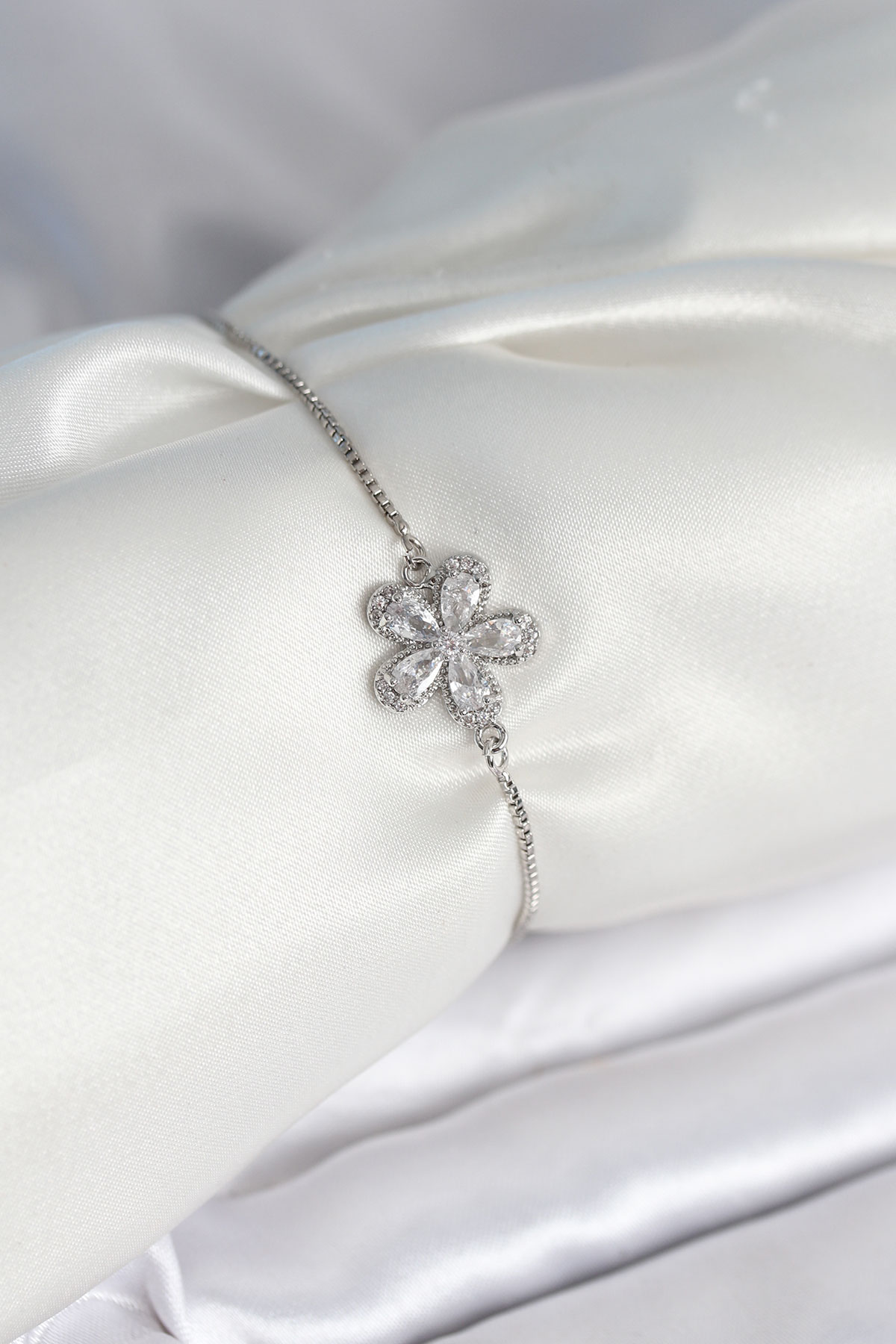 Çiçek Model Asansörlü Gümüş Renk Kadın Bileklik BB8012