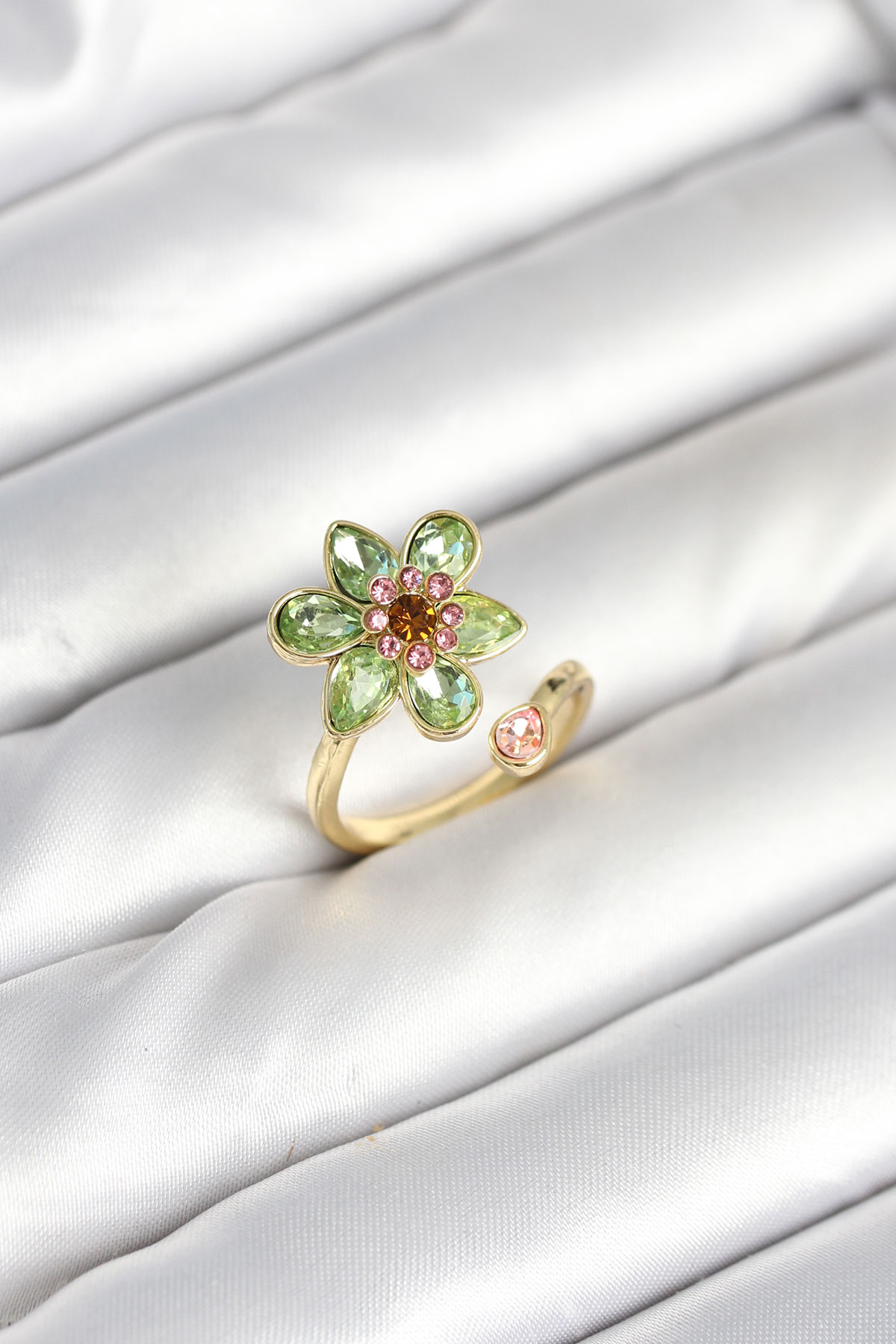 Çiçek Model Yeşil Pirinç Gold Renk Yüzük BYK3901