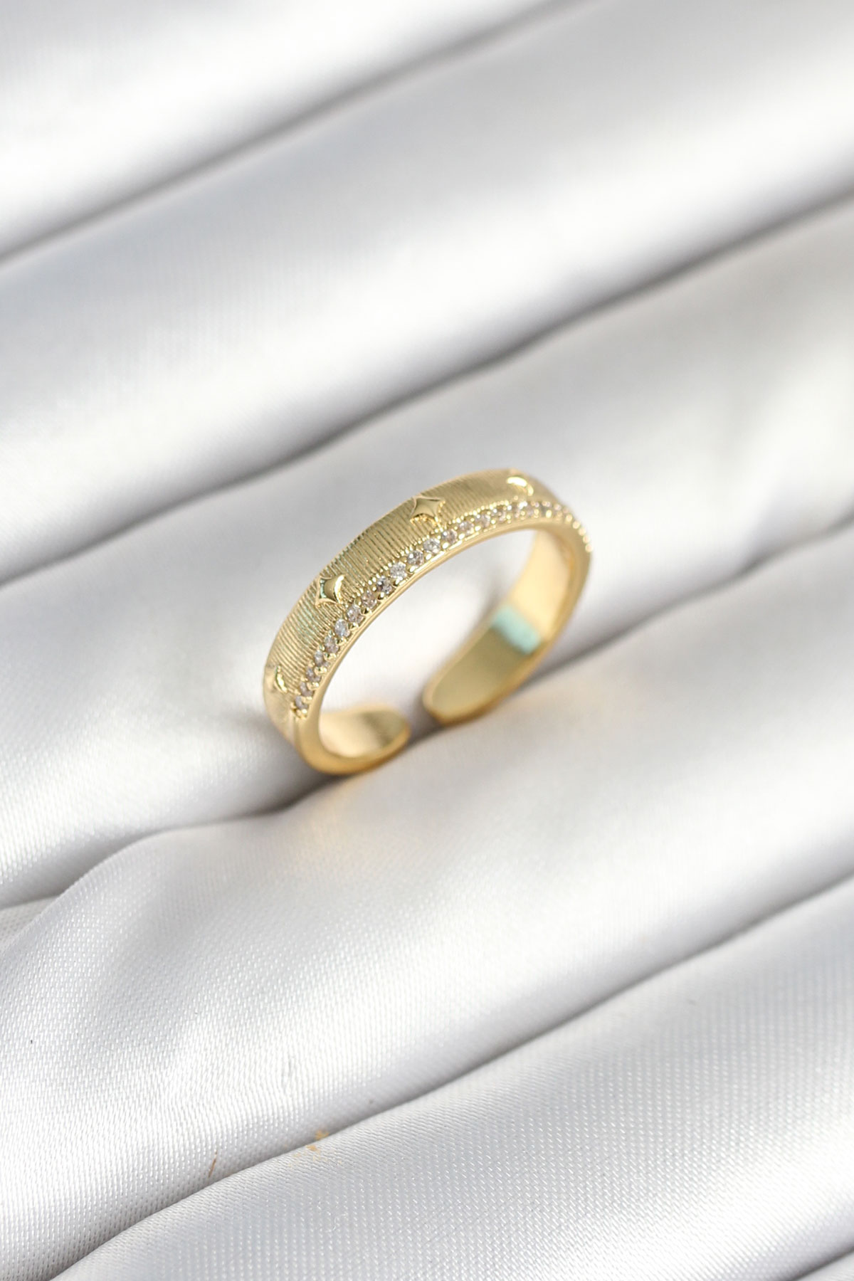 Gold Renk Şerit Zirkon Taşlı Kadın Yüzük BYK3905