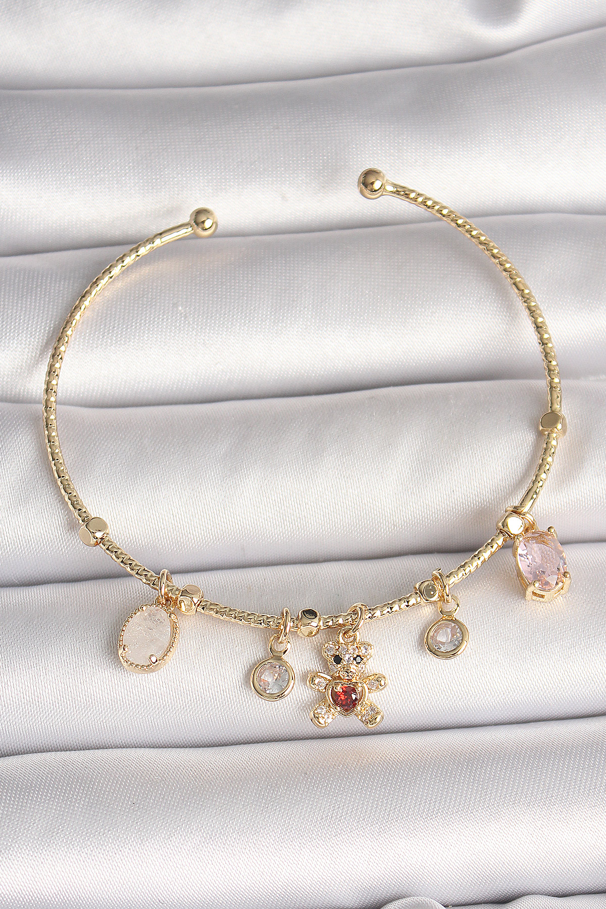 Pirinç Gold Renk Sallantı Zirkon Taşlı Ayıcık Figür Kırmızı Kalp Detay Charm Kadın Bileklik BB6896