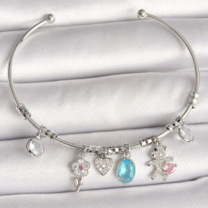 Pirinç Gümüş Renk Sallantı Zirkon Taşlı Ayıcık Figür Çiçek Detay Charm Kadın Bileklik BB6908