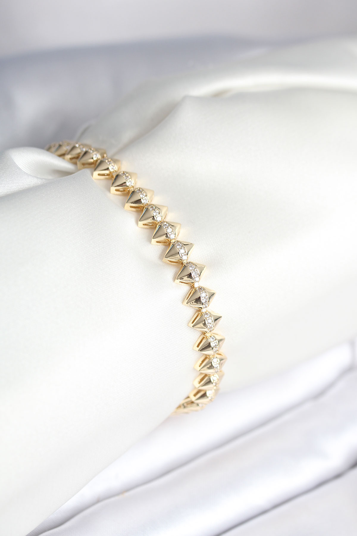 Pirinç Gold Renk Zirkon Taşlı Baklava Model Kadın Bileklik BB8024