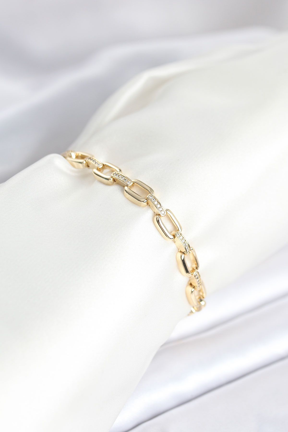 Pirinç Gold Renk Kare Zincir Model Zirkon Taşlı Kadın Bileklik BB8030