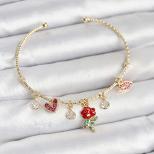 Gül Charmlı Gold Renk Pirinç Kadın Bileklik BB8043