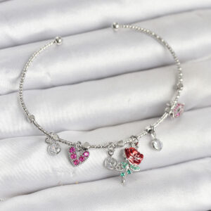 Gül Charmlı Gümüş Renk Pirinç Kadın Bileklik BB8044