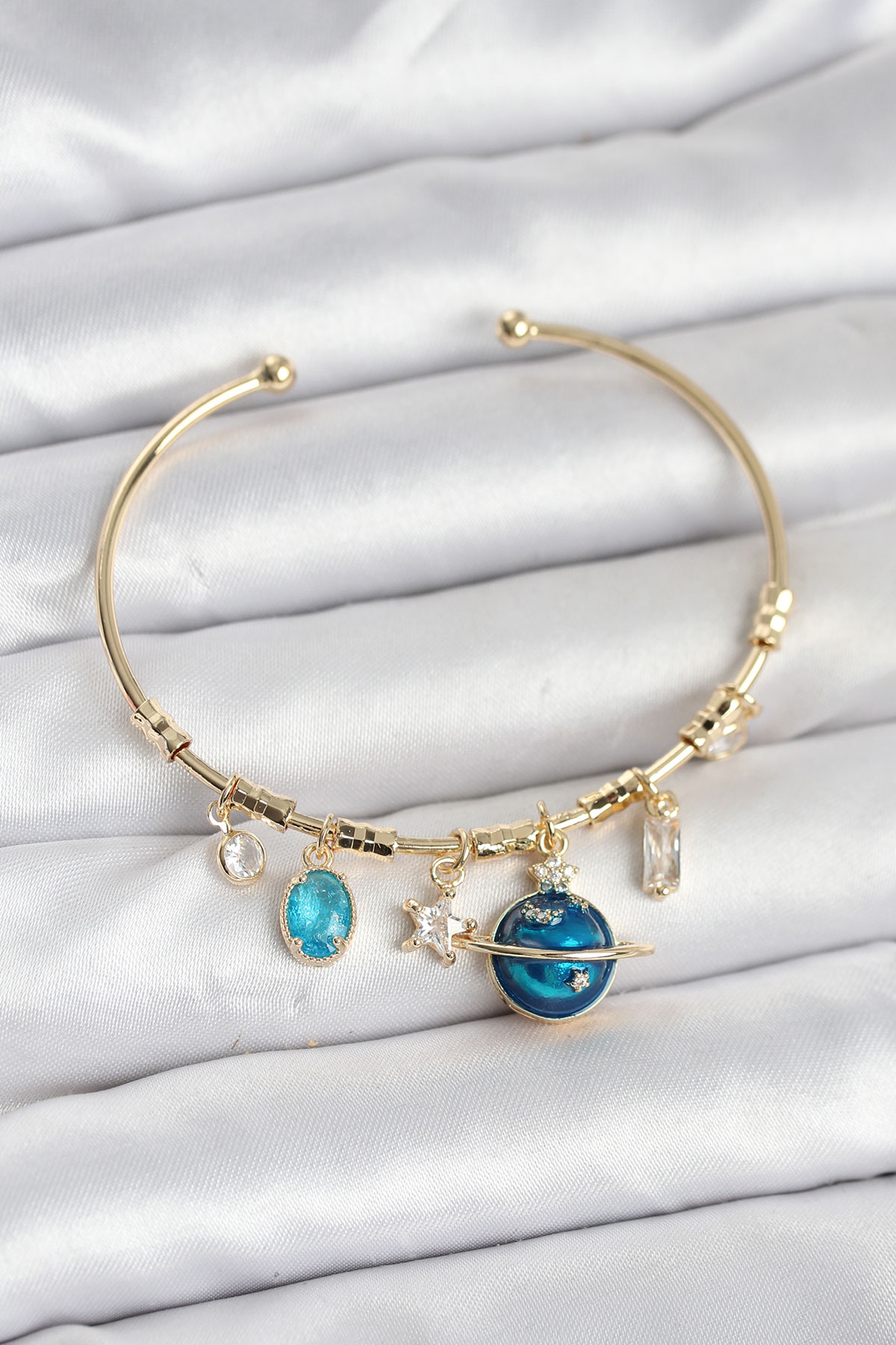 Gezegen Charmlı Gold Renk Pirinç Kadın Bileklik BB8047