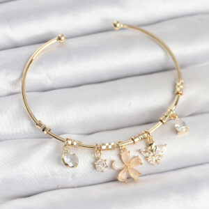 Çiçek ve Kelebek Charmlı Gold Renk Pirinç Kadın Bileklik BB8049