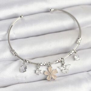 Çiçek ve Kelebek Charmlı Gümüş Renk Pirinç Kadın Bileklik BB8050