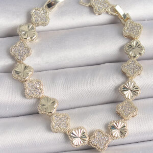 Pirinç Gold Renk Zirkon Taşlı İşlemeli Yonca Model VIP Seri Exculusive Kadın Bileklik BB6913