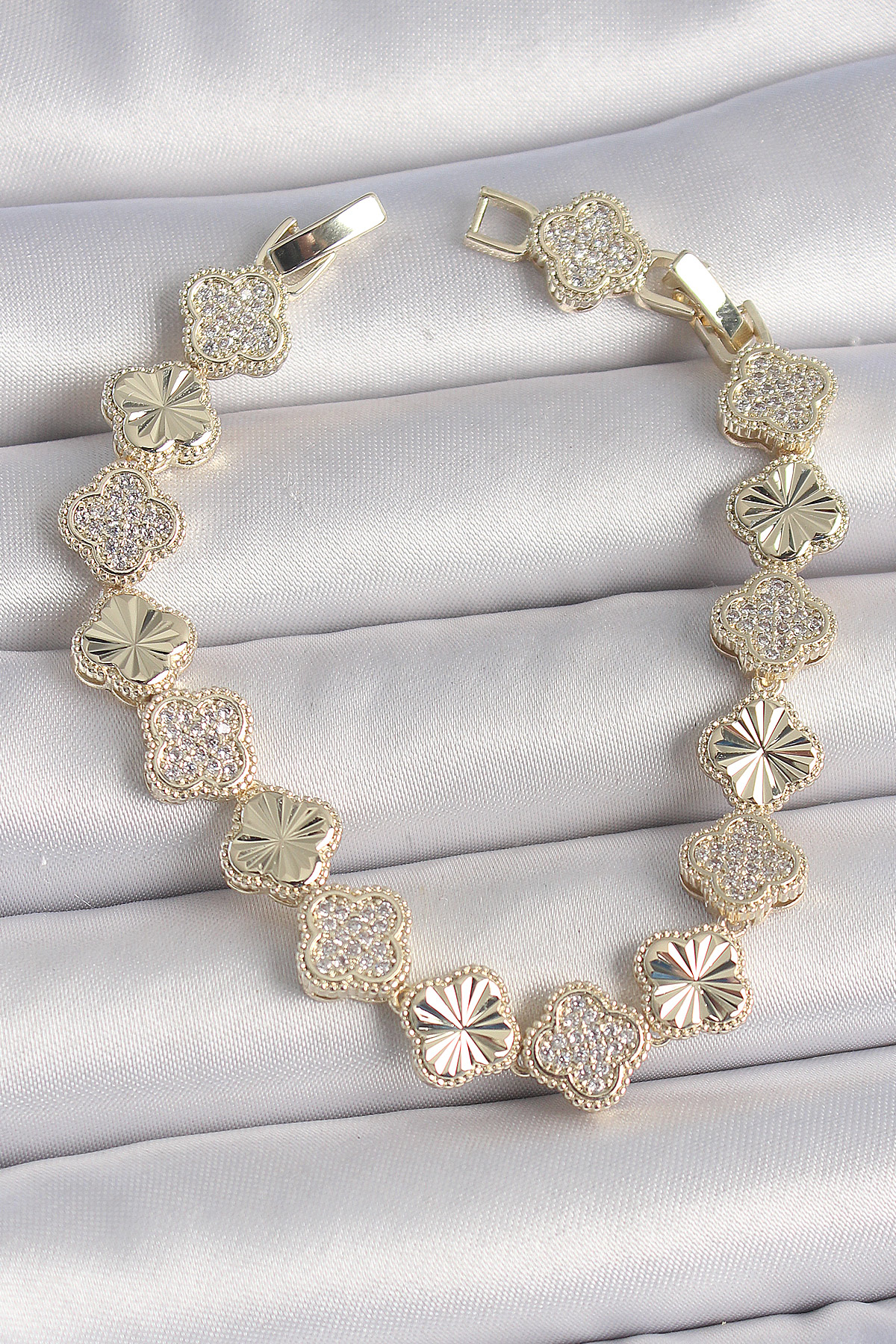 Pirinç Gold Renk Zirkon Taşlı İşlemeli Yonca Model VIP Seri Exculusive Kadın Bileklik BB6913