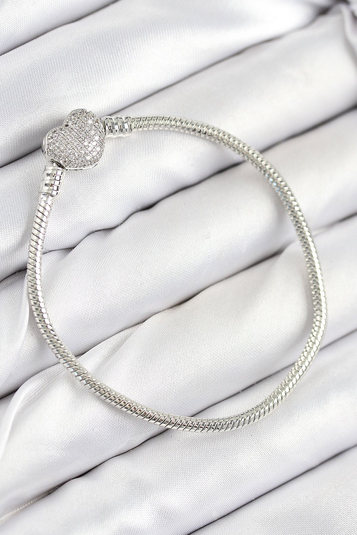 Pirinç Charm Zirkon Taşlı Kalp Model Gümüş Renk Kadın Bileklik BB7803