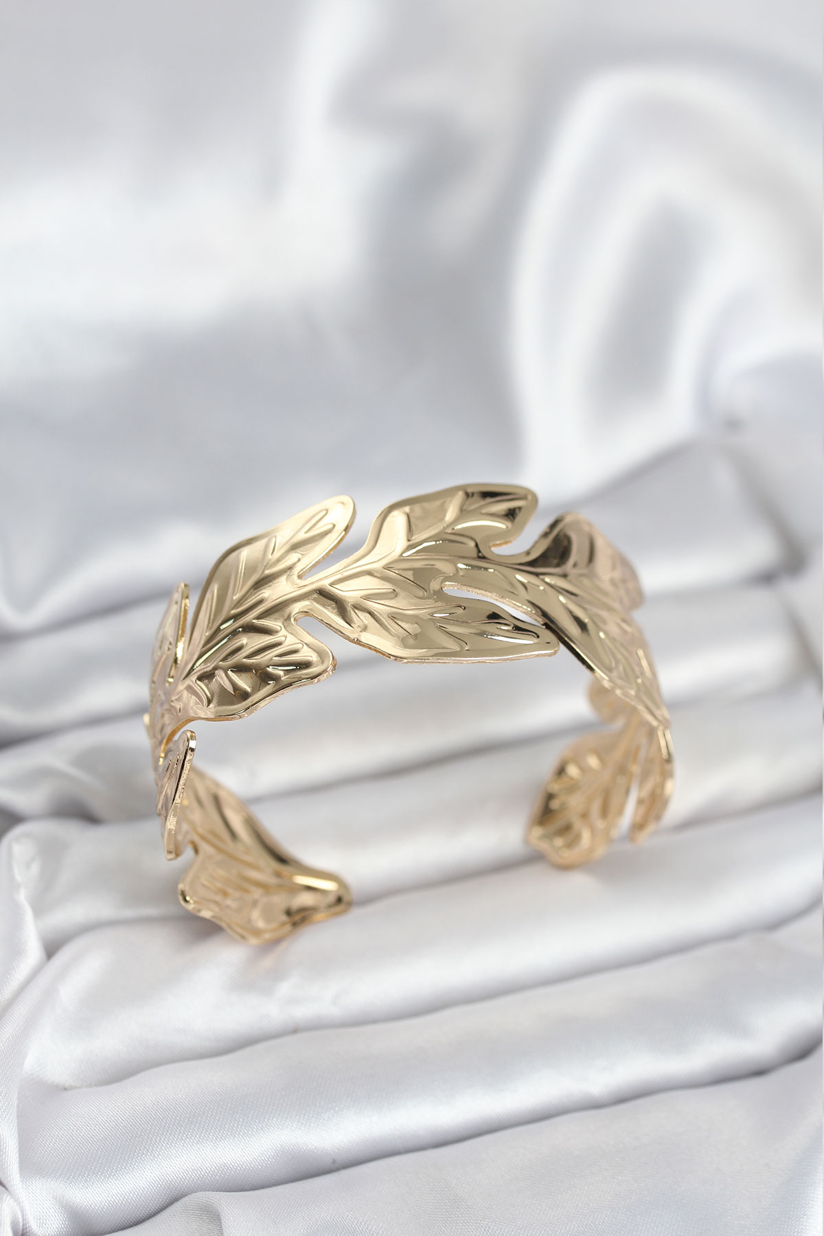 Gold Renk Pirinç Levha Yaprak Model Kadın Bileklik BB8052