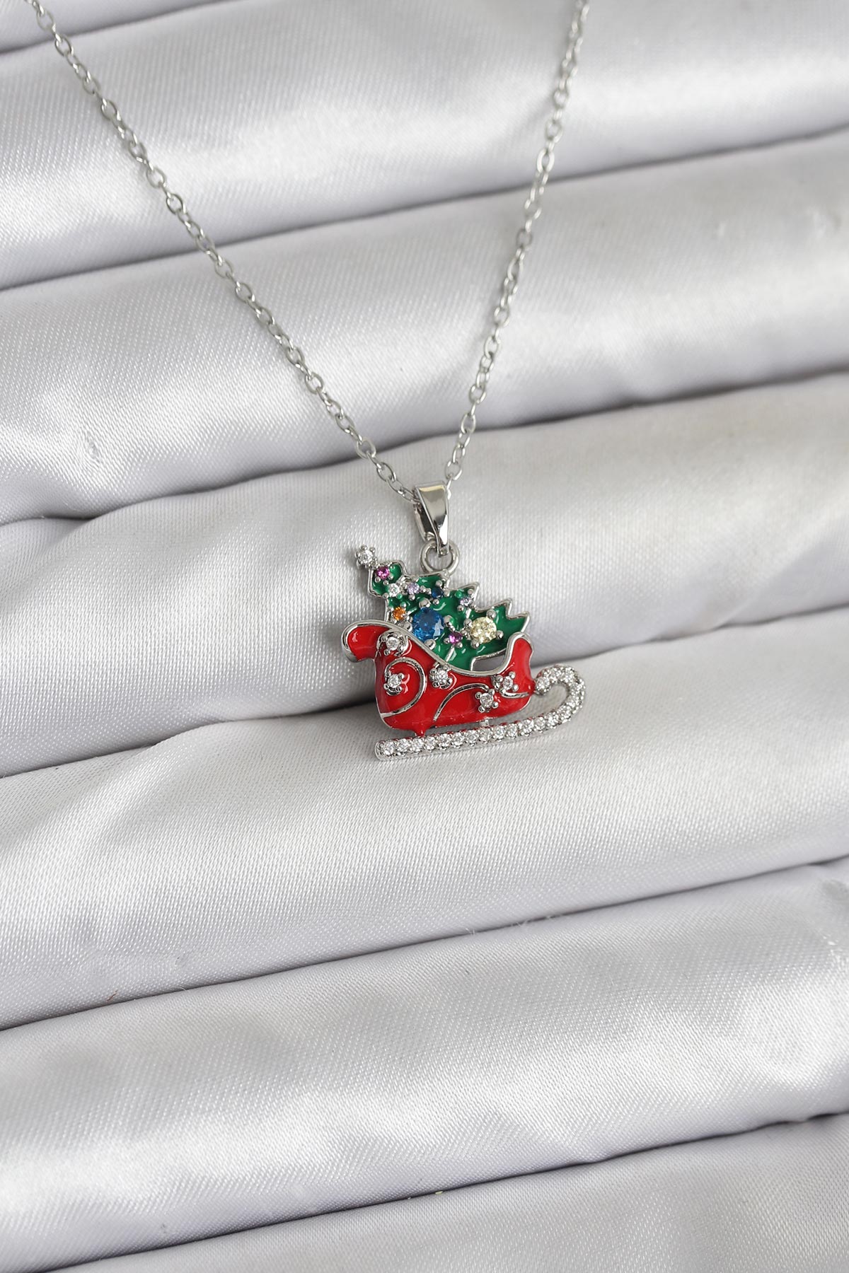 316L Çelik Zincir Gümüş Renk Kızak ve Çam Ağacı Figürlü Yılbaşı Temalı Kadın Kolye BKO10717